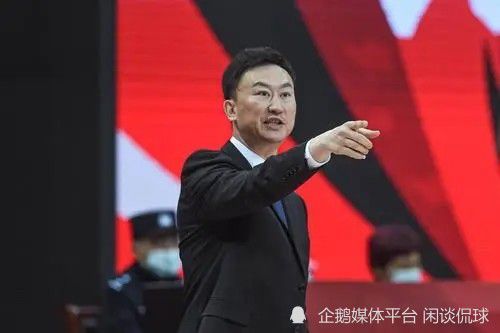 充满了泡沫的浴室